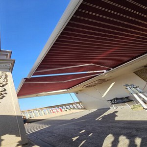 Hệ mái hiên tự động cao cấp nhập khẩu Châu Âu tại sân thượng biệt thự nhà khách ỏ Thành phố Hồ Chí Minh