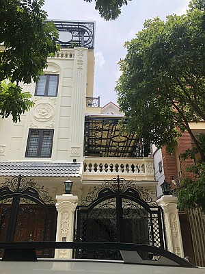 Hệ Skylight tự động cao cấp che nắng trên mái kính ngoài trời tại Biệt thự nhà khách phố Tam Trinh, quận Hoàng Mai, Hà Nội