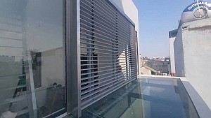 Hệ chớp nhôm lật 1 mặt tự động cao cấp che nắng, mưa gió tại ban công, hành lang nhà khách Hoàng Văn Thái