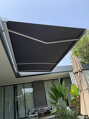 Hệ mái hiên tự  động che nắng sân vườn tại Biệt thự nhà khách ở Đà Nẵng