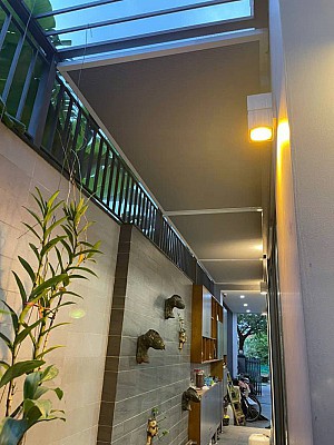 Hệ rèm trần tổ ong tự động cao cấp che nắng mái kính tại nhà khách ở Thành phố Hồ Chí Minh