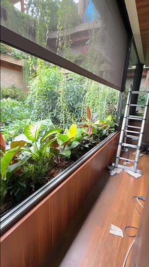 Hệ rèm cuốn tự động Zipper che nắng, mưa, gió tại sân vườn biệt thự nhà khách ở Thành phố Hồ Chí Minh