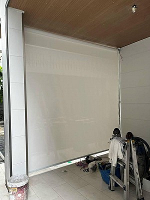 Hệ rèm cuốn dây cáp tự động che nắng, mưa gió hành lang hướng Tây của biệt thự nhà khách tại Hà Nội