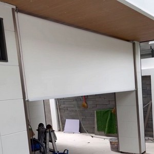 Hệ rèm cuốn dây cáp tự động che nắng, mưa gió hành lang hướng Tây của biệt thự nhà khách tại Hà Nội