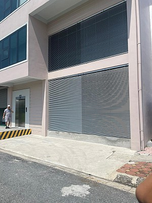 Hệ rèm sáo nhôm tự động dây cáp cao cấp che nắng tường kính tại Công ty Cổ phần dược phẩm CPC1 Hà Nội