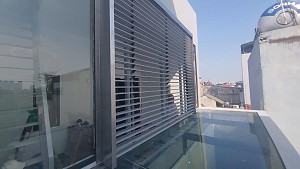 Hệ chớp nhôm lật 1 mặt tự động cao cấp che nắng, mưa gió tại ban công, hành lang nhà khách Hoàng Văn Thái