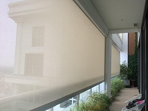 Hệ rèm cuốn tự động Zipper che nắng ngoài trời tại Penthouse Aqua Central 44 Yên Phụ, Hoàn Kiếm, Hà Nội.