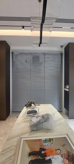 Hệ rèm sáo nhôm tự động dây cáp ngoài trời cho cửa kính khổ lớn tại Biệt thự Vinhome Riverside Long Biên