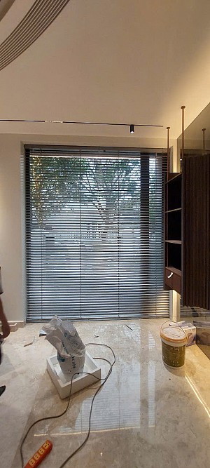 Hệ rèm sáo nhôm tự động dây cáp ngoài trời cho cửa kính khổ lớn tại Biệt thự Vinhome Riverside Long Biên