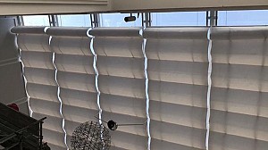 Rèm trần xếp ly tự động nhà khách tại Xuân Diệu