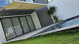 Mái hiên tự động che nắng mưa tại Biệt thự sân vườn nhà khách ở Thành phố Hồ Chí Minh