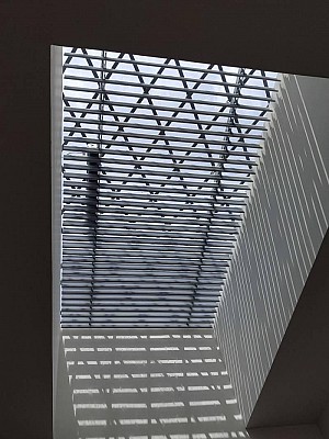 Hệ chớp nhôm lật 1 mặt tự động cao cấp che nắng giếng trời, mái kính tại nhà phố Đà Nẵng