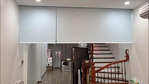 Rèm cuốn ngăn phòng tự động ở nhà khách tại Phú Diễn, quận Bắc Từ Liêm, Hà Nội.