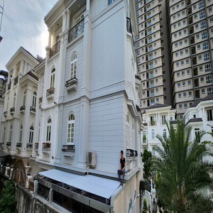 Hệ chớp nhôm lật 1 mặt 88mm European tự động cao cấp tại Biệt thự Vinhome thành phố Hồ Chí Minh