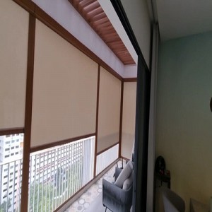 Hệ rèm tự động Zipper Blinds che nắng, mưa gió ngoài trời tại nhà khách ở chung cư cao cấp Vinhome Ocean Park