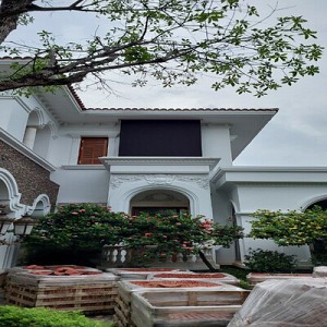 Hệ rèm cuốn dây cáp tự động che nắng, mưa gió ngoài trời tại Biệt thự sân vườn nhà khách ở Việt Trì, Phú Thọ