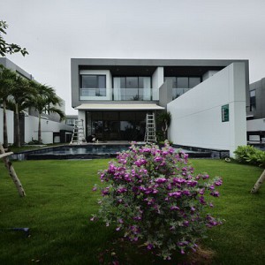 Mái hiên tự động che nắng mưa tại Biệt thự sân vườn nhà khách ở Thành phố Hồ Chí Minh