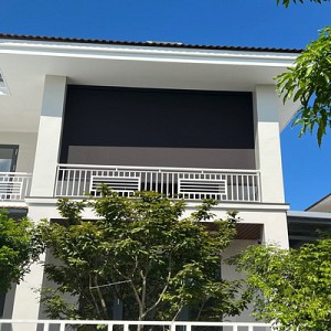 Hệ rèm cuốn tự động Zipper cao cấp che nắng, mưa gió ban công ngoài trời tại Biệt thự ở Thành phố Huế