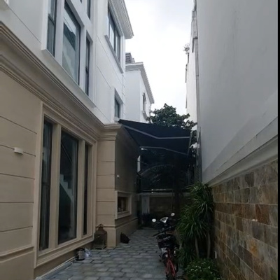 Mái hiên tự động che nắng mưa sân vườn tại Biệt thự Vinhome Riversides Long Biên, Hà Nội