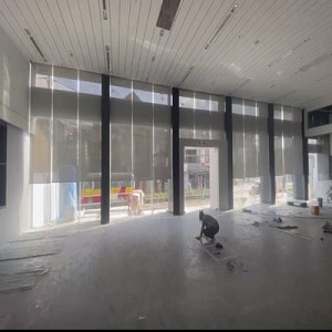 Rèm cuốn tự động che nắng tường kính tại Showroom Vinfast Bắc Kạn