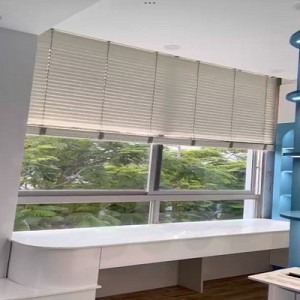 Rèm sáo gỗ tự động che nắng cửa sổ nhà phố tại Thành phố Hồ Chí Minh