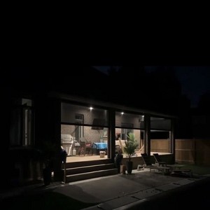 Hệ rèm cuốn tự động Zipper che nắng, mưa gió, ngăn côn trùng ngoài trời cho biệt thự nhà vườn của khách tại Ninh Bình