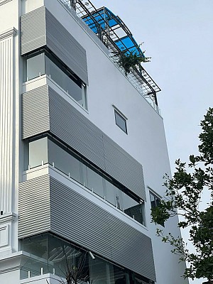 PHÂN TÍCH KỸ THUẬT GIẢI PHÁP CHE NẮNG – MƯA – GIÓ CHO KIẾN TRÚC MẶT ĐỨNG (FACADE SHADING) TRONG HỆ SINH THÁI SMART SHADING