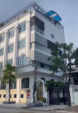 Hệ chớp nhôm lật 1 mặt tại Quảng Ninh – Câu chuyện của công trình “tự tin” nhất CHENANG.VN