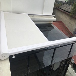 Hệ rèm trần phẳng Skylight che nắng trên mái kính ngoài trời nhà khách tại Biệt thự Lào Cai