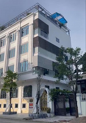 Hệ chớp nhôm lật 1 mặt tại Quảng Ninh – Câu chuyện của công trình “tự tin” nhất CHENANG.VN