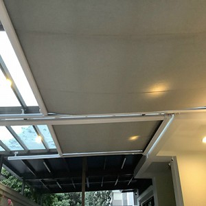 Hệ rèm trần phẳng tự động ngoài trời CN Skylight Awning tại biệt thự nhà khách ở Vinhome Starlake