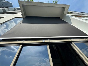 Hệ rèm cuốn cáp tự động che nắng cửa kính ngoài trời căn hộ Duplex chung cư Riveria Point quận 7 Thành phố Hồ Chí Minh