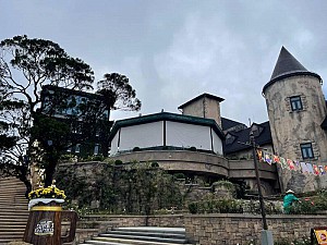 Hệ rèm cuốn tự động dây cáp che nắng, mưa gió ngoài trời ở quán Cafe tại Thành phố biển Nha Trang