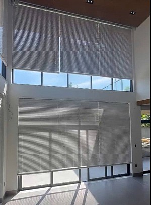 Hệ rèm sáo gỗ tự động cao cấp che nắng cửa kính tại biệt thự nghỉ dưỡng nhà khách tại Thành phố Hồ Chí Minh