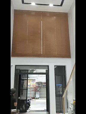 Hệ rèm sáo gỗ tự động cao cấp che nắng tường kính tại nhà khách ở Thành phố Hồ Chí Minh