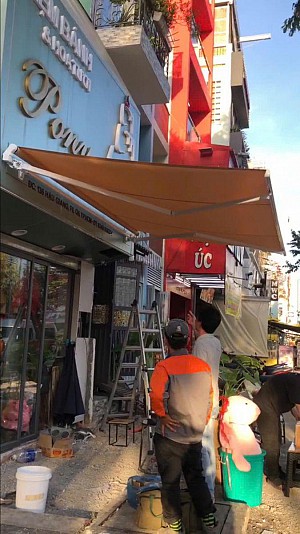 Mái hiên tự động Semibox che nắng mưa hiên nhà phố