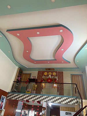 Giải pháp rèm trần phẳng tự động che điều hòa cho không gian thông tầng tại nhà phố ở Dĩ An, Bình Dương.