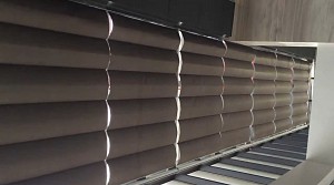 Rèm trần xếp ly tự động – giải pháp che nắng, cản nhiệt hoàn hảo cho mái kính nhà điều hành Công ty điện lực tại Hà Nội