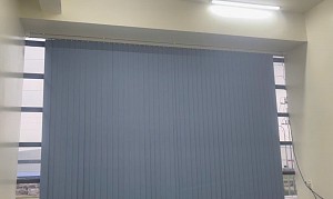 Hệ rèm sáo dọc tự động che nắng cửa kính văn phòng tại Thành phố Hồ Chí Minh