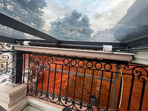 Hệ rèm trần phẳng tự động che nắng trần kính tại nhà riêng ở Long Biên - Hà Nội