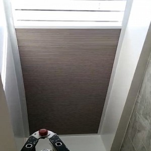 Hệ rèm trần tổ ong tự động che nắng giếng trời, trần kính tại nhà phố ở Hà Nội