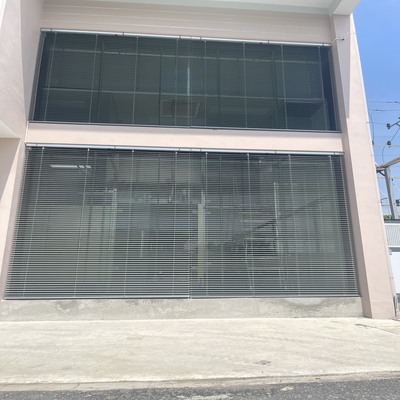 Hệ rèm sáo nhôm tự động dây cáp cao cấp che nắng tường kính tại Công ty Cổ phần dược phẩm CPC1 Hà Nội