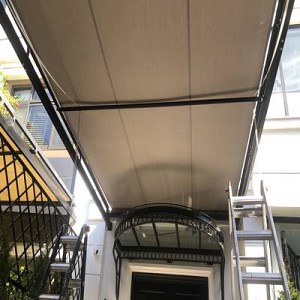 Hệ rèm cuốn tự động Skylight che nắng ngoài trời tại hiên nhà biệt thự Vinhome Star Lake
