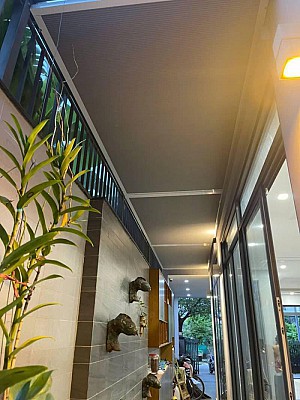 Hệ rèm trần tổ ong tự động cao cấp che nắng mái kính tại nhà khách ở Thành phố Hồ Chí Minh
