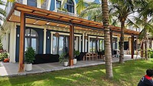 Rèm Zipper che nắng, mưa gió hành lang nhà hàng – Khi công nghệ hòa quyện cùng vẻ đẹp biển Hồ Tràm - Vũng Tàu