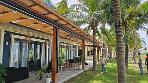 Rèm Zipper che nắng, mưa gió hành lang nhà hàng – Khi công nghệ hòa quyện cùng vẻ đẹp biển Hồ Tràm - Vũng Tàu