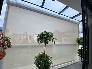 Rèm tự động che nắng, mưa gió Zipper cao cấp ngoài trời tại ban công nhà phố Bùi Thị Xuân, quận Hoàn Kiếm, Hà Nội