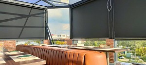 Rèm cuốn tự động Zipper che nắng, mưa gió sân thượng ngoài trời cho nhà hàng tại Bình Dương