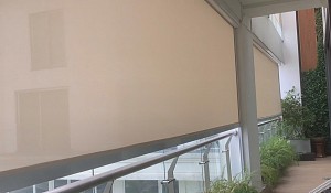 Hệ rèm cuốn tự động Zipper che nắng ngoài trời tại Penthouse Aqua Central 44 Yên Phụ, Hoàn Kiếm, Hà Nội.