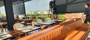 Rèm cuốn tự động Zipper che nắng, mưa gió sân thượng ngoài trời cho nhà hàng tại Bình Dương